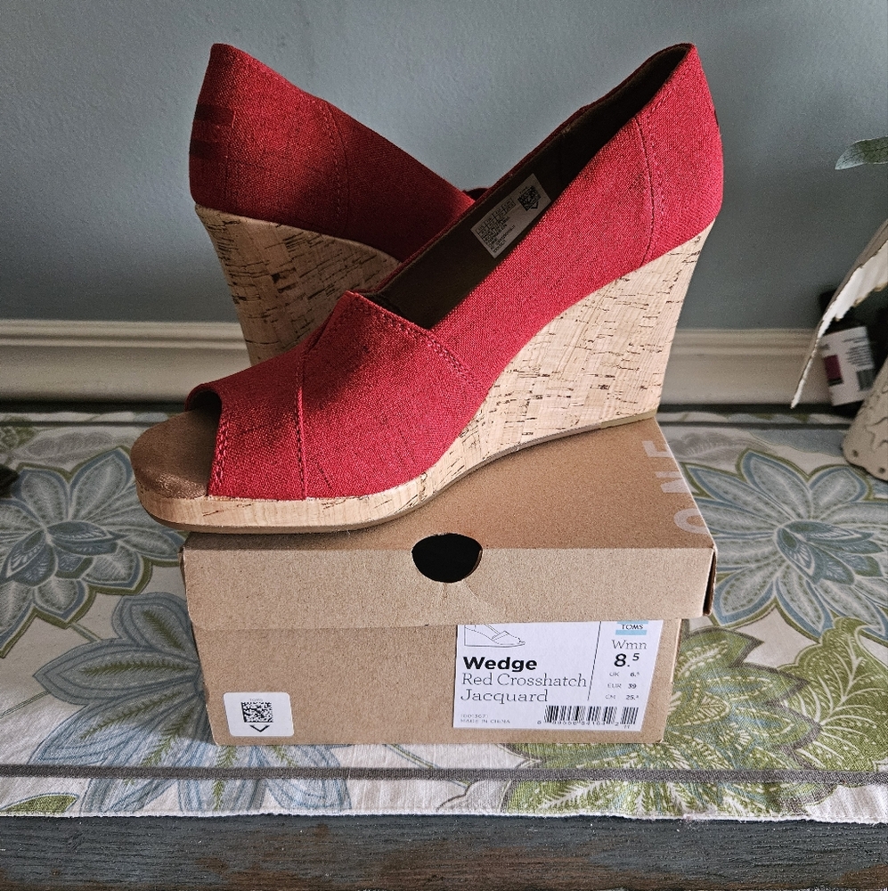 NEW in box! TOMS peep-toe cork wedge - Picture 2 of 4